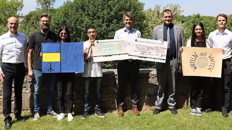Für die fleißigen Bäcker der 9. im Bild: Lilly Milewsky, Abdulrahman Al Mahamid und Bao Sang Pham Tran. Außerdem Schulleiter Christian Schmitt, Verbindungslehrer Christian Fenn, Bürgermeister Michael Kraus, Geschäftsstellenleiter der Sparkasse Steffen Göpfarth und Schülersprecher Philipp Müller.