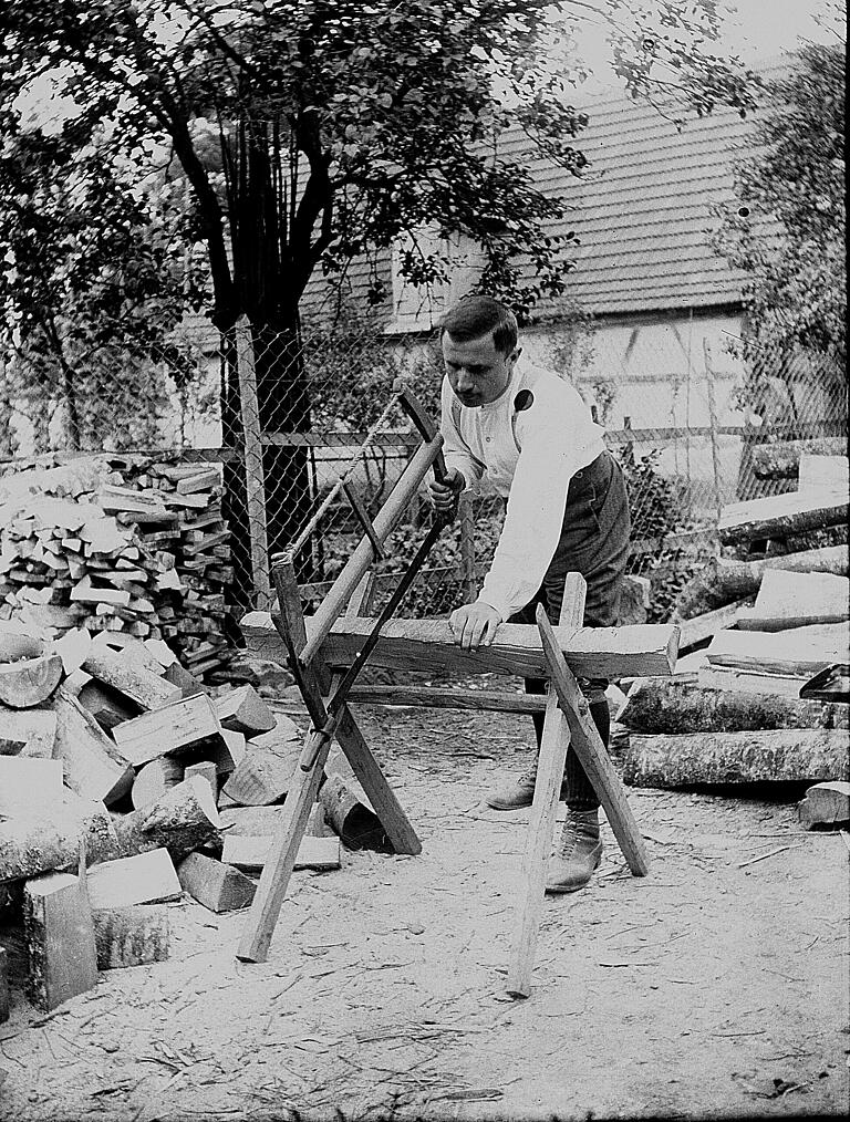 Mann beim Sägen: Angesichts der sauberen Kleidung und des gepflegten Äußeren wohl ein gestelltes Bild. 'Das händische Sägen ist Knochenarbeit, er wäre zumindest sehr erhitzt', sagt Stadtarchivar Georg Menig. Mann beim Sägen: Angesichts der sauberen Kleidung und des gepflegten Äußeren wohl ein gestelltes Bild. 'Das händische Sägen ist Knochenarbeit, er wäre zumindest sehr erhitzt', sagt Stadtarchivar Georg Menig.