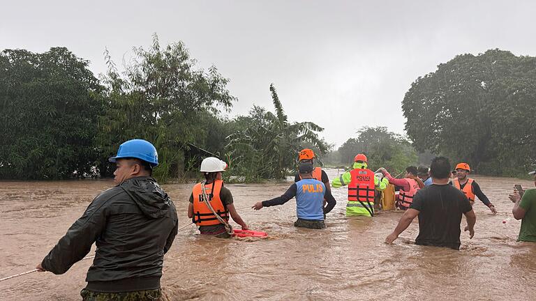 Philippinen - Taifun Krathon - Die Menschen wateten vielerorts durch hüfthohe Wassermassen. Philippinen - Taifun Krathon - Die Menschen wateten vielerorts durch hüfthohe Wassermassen.