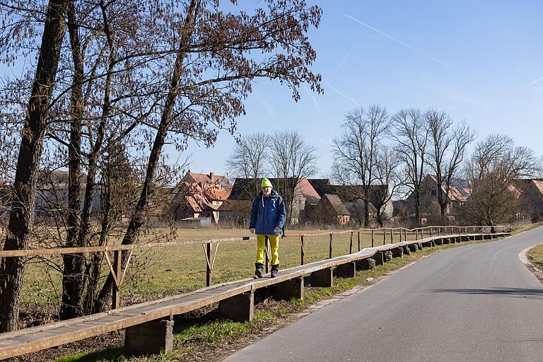 Blick auf Voggendorf, Ortsteil von Uehlfeld, wo die Tour startet und endet: Über diesen Steg kommt man zum Schluss.&nbsp;