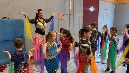 Christina Scheit und die Kinder der Klasse 2d an der Sinnberg-Grundschule. - Christina Scheit und die Kinder der Klasse 2d an der Sinnberg-Grundschule. Christina Scheit und die Kinder der Klasse 2d an der Sinnberg-Grundschule. - Christina Scheit und die Kinder der Klasse 2d an der Sinnberg-Grundschule.