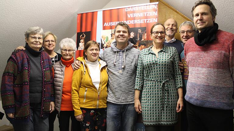 Die Führung des neuen Vereins 'Kleines Stadttheater Gerolzhofen e.V.': (von links) Margot Kirchhof (Schriftführerin), Anja Iff (Beisitzerin), Monika Freiberger (Beisitzerin), Sabine Wolf (Schatzmeisterin), Mario Döpfner (2. Vorsitzender), 1. Vorsitzende Silvia Kirchhof, Erich Servatius (Rechnungsprüfer), Klaus Müller (Beisitzer) und Achim Hofmann (Beisitzer). Die Führung des neuen Vereins 'Kleines Stadttheater Gerolzhofen e.V.': (von links) Margot Kirchhof (Schriftführerin), Anja Iff (Beisitzerin), Monika Freiberger (Beisitzerin), Sabine Wolf (Schatzmeisterin), Mario Döpfner (2. Vorsitzender), 1. Vorsitzende Silvia Kirchhof, Erich Servatius (Rechnungsprüfer), Klaus Müller (Beisitzer) und Achim Hofmann (Beisitzer).