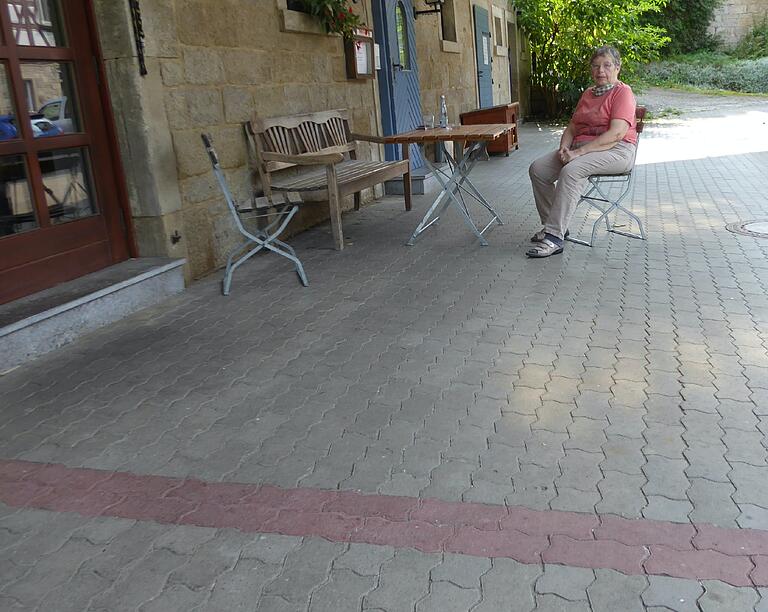  Rote Steine markieren im Hof der Holdermühle die Grenzen zwischen den Bundesländern. Der Tisch an dem Beate Körner sitzt steht in Württemberg. Rote Steine markieren im Hof der Holdermühle die Grenzen zwischen den Bundesländern. Der Tisch an dem Beate Körner sitzt steht in Württemberg.