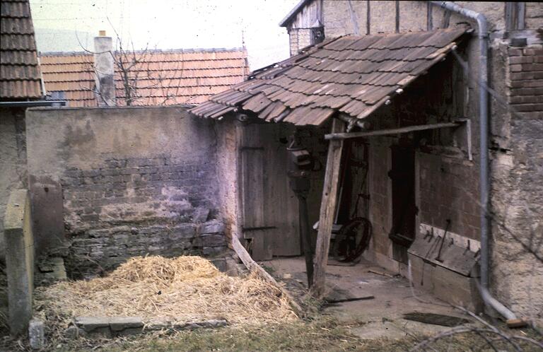 Alte Stallungen mit Misthaufen im Altort um 1983. Der Zwang zur Technisierung und der Konkurrenzdruck in der Landwirtschaft beschleunigten das Hofsterben. Viele Kleinbauern wanderten wegen der Aussicht auf ein höheres und geregeltes Einkommen in die Industriebetriebe der umliegenden Städte ab. Alte Stallungen mit Misthaufen im Altort um 1983. Der Zwang zur Technisierung und der Konkurrenzdruck in der Landwirtschaft beschleunigten das Hofsterben. Viele Kleinbauern wanderten wegen der Aussicht auf ein höheres und geregeltes Einkommen in die Industriebetriebe der umliegenden Städte ab.