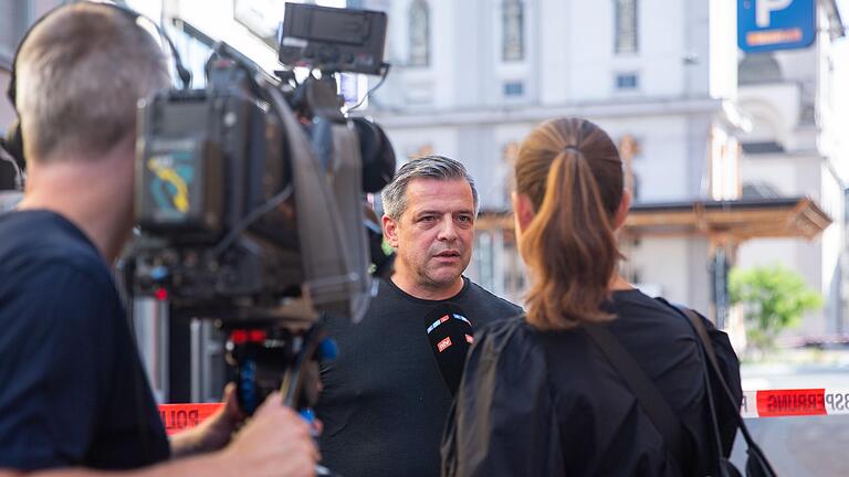 Christian Reitlinger, Geschäftsführer des Clubs 'Studio', beantwortete wenige Stunden nach der Tat am Sonntag Fragen von Polizei und Presse. Christian Reitlinger, Geschäftsführer des Clubs 'Studio', beantwortete wenige Stunden nach der Tat am Sonntag Fragen von Polizei und Presse.
