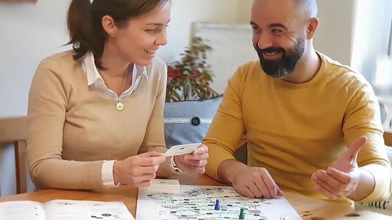 Johanna Fiedler und Sebastian Rieneckert sind die Erfinder von 'Rhönreise - das Brettspiel'. Johanna Fiedler und Sebastian Rieneckert sind die Erfinder von 'Rhönreise - das Brettspiel'.