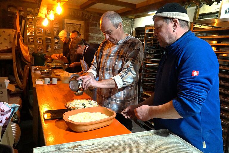 von links: Sabrina Schultheis, Alexander Schelbert, Nicole und Steffen Schultheis und Winfried Eidel beim Belegen der Pizzen an der Produktionsstraße von links: Sabrina Schultheis, Alexander Schelbert, Nicole und Steffen Schultheis und Winfried Eidel beim Belegen der Pizzen an der Produktionsstraße