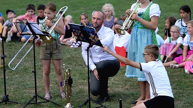 Auch die Blasmusik durfte bei dem &bdquo;bayerischen Fest&ldquo; nicht fehlen mit Beiträgen von Schülern der Grundschule, die schon in der Musikschule Bern Unterricht erhalten.