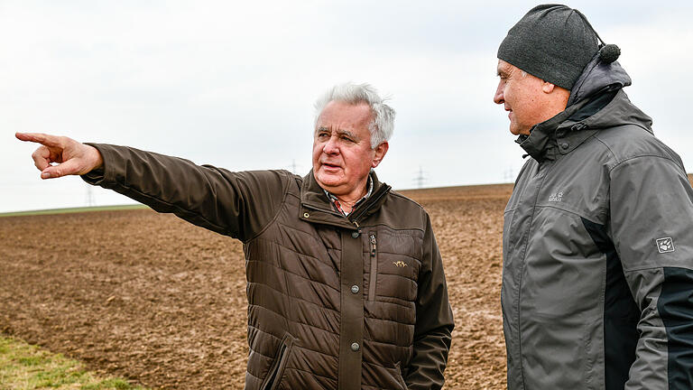 Jäger Gerhard Klingler (links) und Thomas Keller von der Höheren Naturschutzbehörde.