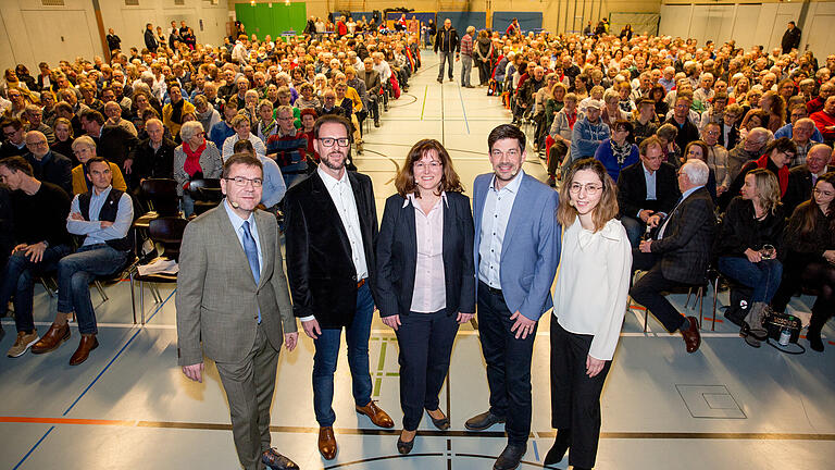 Wahlarena in der Mainlandhalle Höchberg in Höchberg am 18.02.2020. Von links: Moderator Torsten Schleicher, Sven Winzenhörlein, Sarah Braunreuther , Alexander Knahn und Moderatorin Julia Back.