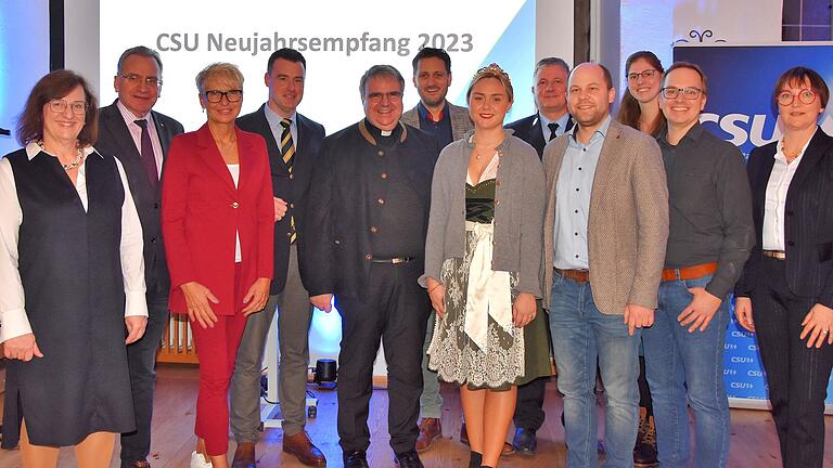 Zusammenkunft beim traditionellen Neujahrsempfang des CSU-Ortsverbandes Eibelstadt (von links): Rosa Behon, Paul Lehrieder, Andrea Behr, BGM Markus Schenk, Domkapitular Clemens Bieber, Björn Jungbauer, Weinprinzessin Alicia Markert, 1. Kommandant Marco Seynstahl, Ortsvorsitzender Benedikt Machnig, Katharina Prozeller, Stephan Haas und Anja Gansbühler. Zusammenkunft beim traditionellen Neujahrsempfang des CSU-Ortsverbandes Eibelstadt (von links): Rosa Behon, Paul Lehrieder, Andrea Behr, BGM Markus Schenk, Domkapitular Clemens Bieber, Björn Jungbauer, Weinprinzessin Alicia Markert, 1. Kommandant Marco Seynstahl, Ortsvorsitzender Benedikt Machnig, Katharina Prozeller, Stephan Haas und Anja Gansbühler.