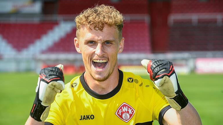 Bei der Teampräsentation am Montagmorgen übte der neue Kickers-Torhüter Norman Quindt für den Fotografen schon einmal die Jubelpose. Bei der Teampräsentation am Montagmorgen übte der neue Kickers-Torhüter Norman Quindt für den Fotografen schon einmal die Jubelpose.