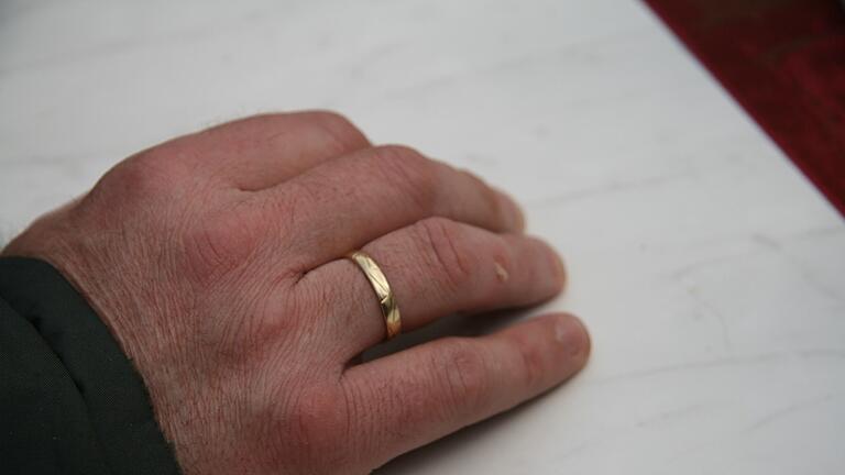 Die Feuerwehr Lohr hat einen feststeckenden Ring entfernt (Symbolbild). Die Feuerwehr Lohr hat einen feststeckenden Ring entfernt (Symbolbild).