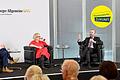 Themenwoche Zukunft Weber.jpg       -  Manfred Weber (rechts) stellte sich bei Augsburger Allgemeine Live den Fragen von Chefredakteurin Andrea Kümpfbeck und Chefredakteur Peter Müller.