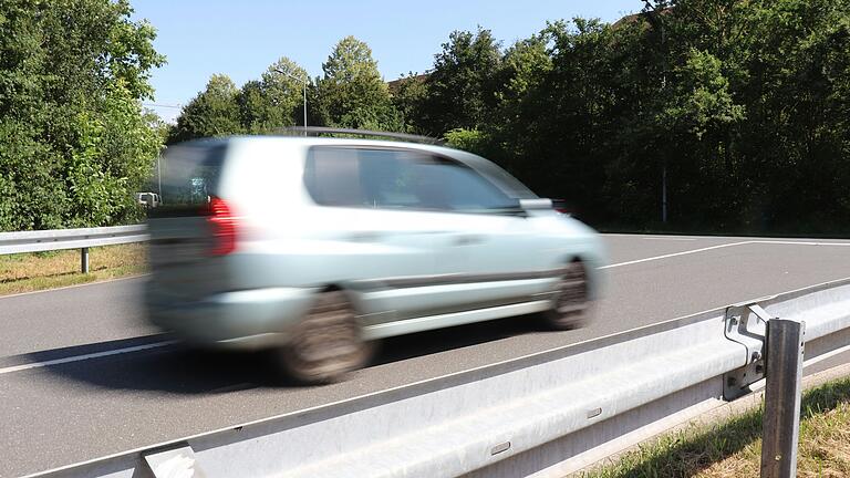 Der Weg von und zur B8 führt viele staugeplagte Autofahrer inzwischen über die Alemannenstraße. Soll man die Zufahrt aus Richtung Würzburg deshalb sperren?&nbsp;