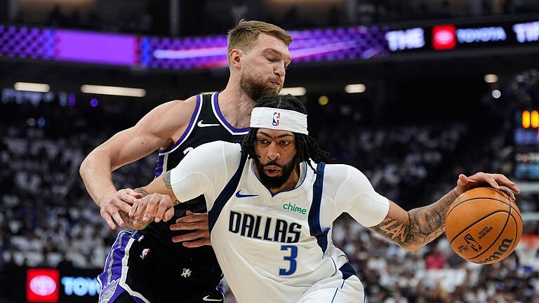 Sacramento Kings - Dallas Mavericks - Anthony Davis (rechts) führte die Dallas Mavericks mit 27 Punkten zum Sieg gegen die Sacramento Kings. Sacramento Kings - Dallas Mavericks - Anthony Davis (rechts) führte die Dallas Mavericks mit 27 Punkten zum Sieg gegen die Sacramento Kings.