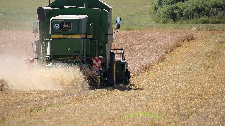 Zu heiß und zu trocken: Durch die aktuelle Witterung ist das Getreide in vielen Teilen Deutschlands, wie hier bei Sulzfeld im Landkreis Kitzingen, bereits jetzt reif und wird geerntet – rund zwei Wochen früher als normal. Zu heiß und zu trocken: Durch die aktuelle Witterung ist das Getreide in vielen Teilen Deutschlands, wie hier bei Sulzfeld im Landkreis Kitzingen, bereits jetzt reif und wird geerntet – rund zwei Wochen früher als normal.