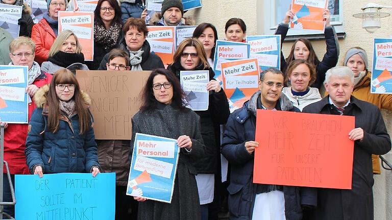 Aufreger Personalbemesssungsrichtlinie: Während im Dezember in Unterfranken eine Krisen-Pressekonferenz einberufen wurde, versammelten sich im oberfränkischen Bezirksklinikum Obermain in Kutzenberg Klinikbeschäftigte zur Protestkundgebung.&nbsp;