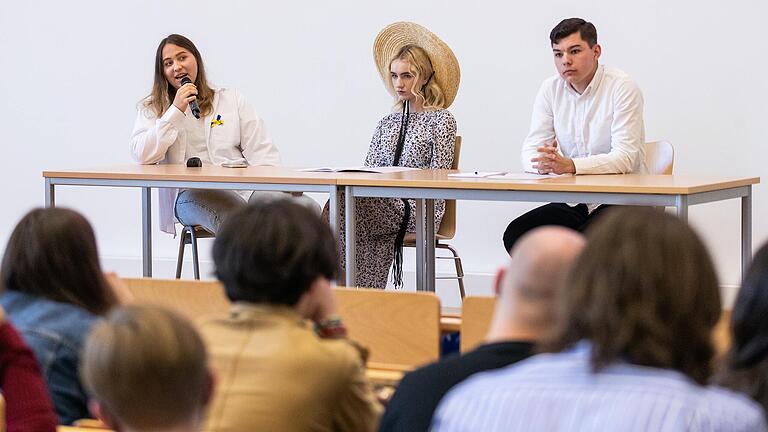 Anna Dolomanska (links) ist Austauschstudentin an der FHWS und erzählte jetzt in der Uni Würzburg ihre Geschichte, neben ihr am Podium Yana Osinchuk und Bogdan Garkusha. Die 'Würzburg Ukrainische Initiative' organisierte eine Veranstaltung zum Krieg in der Ukraine mit ukrainischen Studierenden.&nbsp;