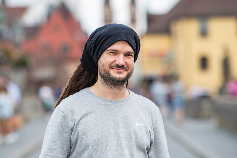 Maximilian Jandausch (34), Ingenieur, wohnt in Würzburg. Maximilian Jandausch (34), Ingenieur, wohnt in Würzburg.
