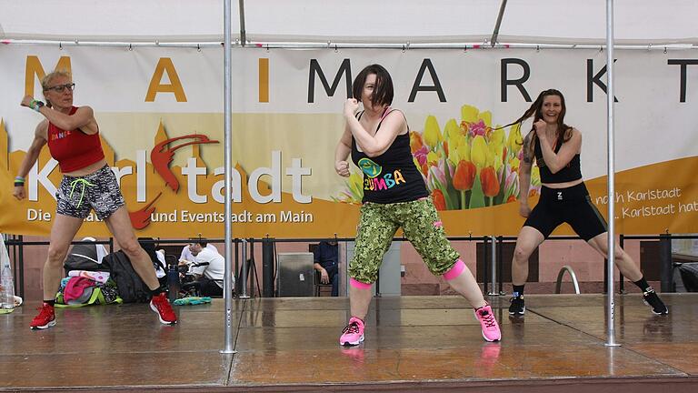 Die Zumba-Instruktorinnen Andrea Hübner, Jessica Wolf und Bettina Wolf (von links) boten kostenlos Zumba zum mitmachen an. Die Zumba-Instruktorinnen Andrea Hübner, Jessica Wolf und Bettina Wolf (von links) boten kostenlos Zumba zum mitmachen an.