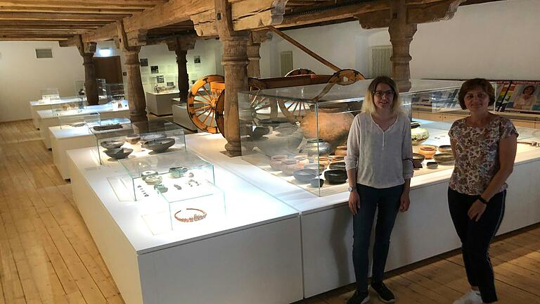 Im archäologischen Museum in Bad Königshofen steigt die Temperatur nie über 22 Grad. Das bestätigen die beiden Kassenkräfte Susanne Haßmüller (links) und Julia Weber. Im archäologischen Museum in Bad Königshofen steigt die Temperatur nie über 22 Grad. Das bestätigen die beiden Kassenkräfte Susanne Haßmüller (links) und Julia Weber. 