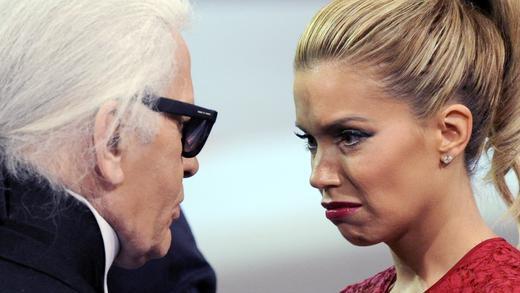 Lanz-Premiere       -  Die Wettpaten Karl Lagerfeld und Sylvie Van Der Vaart unterhalten sich am 06.10.2012 in der 200. ZDF-Show «Wetten, dass..?» im ISS Dome in Düsseldorf.