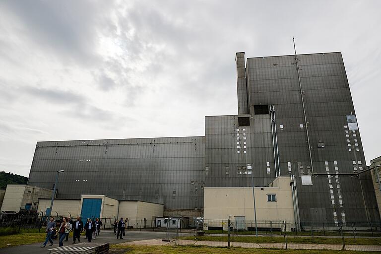 Die Gebäude des ehemaligen AKW Würgassen sollen abgerissen werden. Zuvor muss der eingelagerte Atommüll entfernt werden. Die Gebäude des ehemaligen AKW Würgassen sollen abgerissen werden. Zuvor muss der eingelagerte Atommüll entfernt werden.