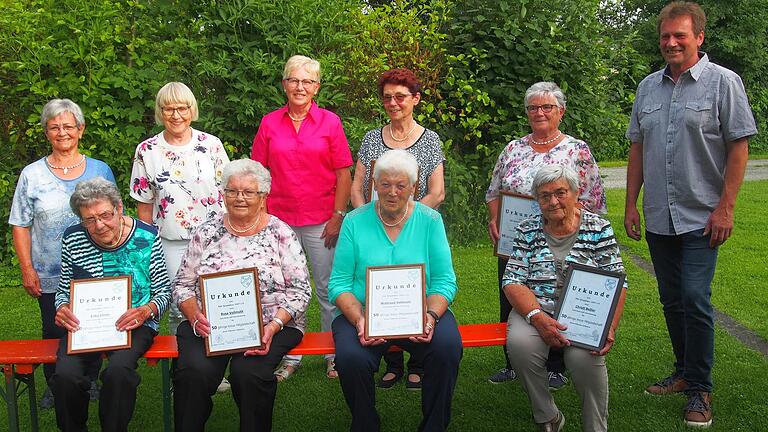 Zu den Gründungsmitgliedern der TSC-Gymnastikgruppe vor 50 Jahren gehören: (stehend, von links) Christl Beßler, Rita Schraut, Inge Pretscher, Lydia Schmitt, Anni Silß, (sitzend) Erika Christ, Rosa Vollmuth, Waltraud Vollmuth und Rosa Dittmer. Rechts: TSC-Vorsitzender Thomas Müller.