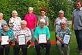 Zu den Gründungsmitgliedern der TSC-Gymnastikgruppe vor 50 Jahren gehören: (stehend, von links) Christl Beßler, Rita Schraut, Inge Pretscher, Lydia Schmitt, Anni Silß, (sitzend) Erika Christ, Rosa Vollmuth, Waltraud Vollmuth und Rosa Dittmer. Rechts: TSC-Vorsitzender Thomas Müller.