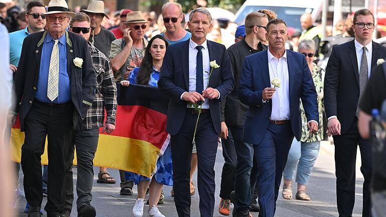 Auf einer AfD-Demonstration in Würzburg marschierte Burschenschafter Daniel Halemba (rechts) im Juni 2023 neben den AfD-Männern Richard Graupner und Björn Höcke (Mitte). Auf einer AfD-Demonstration in Würzburg marschierte Burschenschafter Daniel Halemba (rechts) im Juni 2023 neben den AfD-Männern Richard Graupner und Björn Höcke (Mitte).
