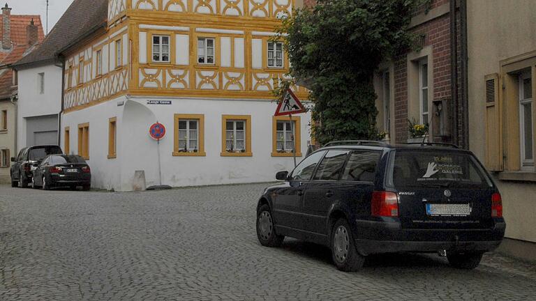 Die Lange Gasse in Iphofen soll umgestaltet werden, und auch auf dem Marktplatz soll sich etwas ändern. Bei einem Planungswettbewerb hat das Büro adlerolesch den Sieg errungen.