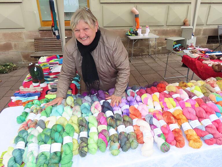 Genuss- und Kunsthandwerkermarkt in Bischofsheim lockte trotz kühler Temperaturen viele Besucher an.
Handgefärbte Wolle holte mit leuchtenden Farben etwas Sommerstimmung in diesen Herbsttag. Genuss- und Kunsthandwerkermarkt in Bischofsheim lockte trotz kühler Temperaturen viele Besucher an.
Handgefärbte Wolle holte mit leuchtenden Farben etwas Sommerstimmung in diesen Herbsttag.