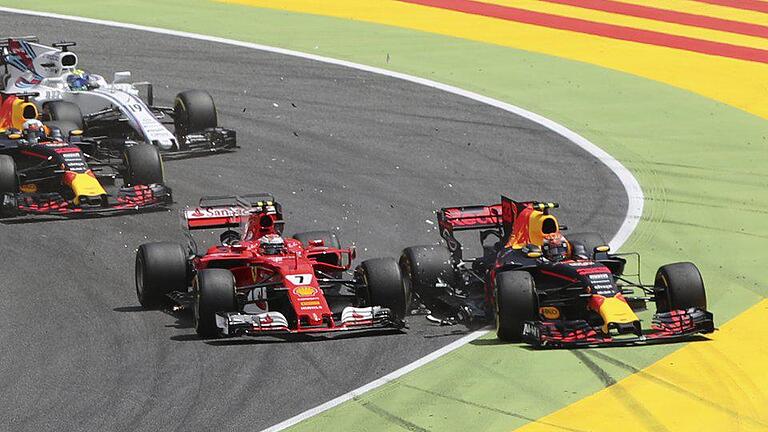 Kollision       -  Kimi Räikkönen (l) vom Team Scuderia Ferrari kollidiert mit Max Verstappen vom Team Red Bull Racing. Foto: Emilio Morenatti