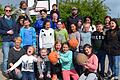 Die Kinder und ihre Betreuer vom Kinderzentrum &bdquo;Spieli&ldquo; in der Zellerau freuen sich sehr, dass sie dank des &bdquo;Projekts Würzburg&ldquo; auf dem Sportplatz nun auch Basketball spielen können. Im Bild (links außen) Max Schmitt sowie Vereinsvorsitzender Steffen Preuß (letzte Reihe rechts).