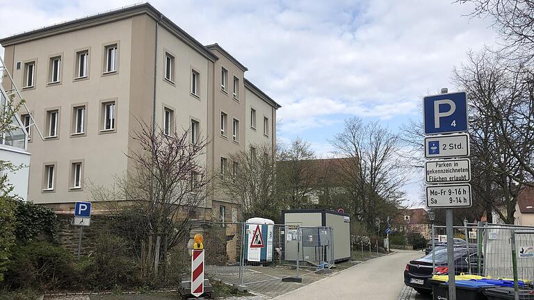 Der Parkplatz unterhalb der Grabenschule in Gerolzhofen wird ab nächster Woche gesperrt, weil an der Hotel-Baustelle die Arbeiten intensiviert werden.&nbsp;