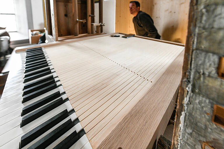 Für den Belag der Tastatur wurde ein Rinderknochen in dünne Scheibchen geschnitten. Daher rührt der elfenbeinfarbene Ton. .