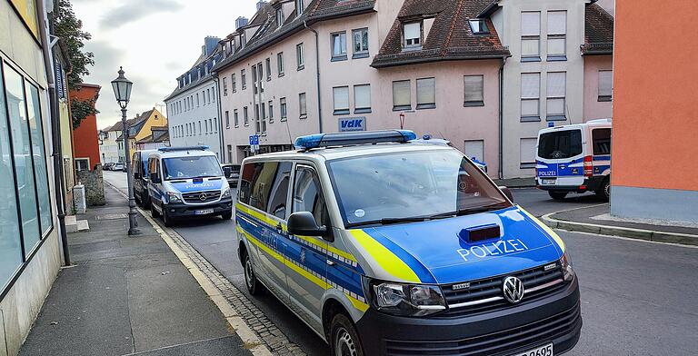 Mehrere Polizeifahrzeuge waren an der Razzia in Kitzingen beteiligt.