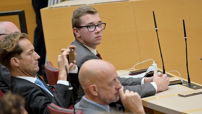 Daniel Halemba ist Mitglied der AfD-Fraktion im Bayerischen Landtag. Der Bundesvorstand hat den bayerischen Landesverband nun aufgefordert, ihn aus der Partei auszuschließen. Daniel Halemba ist Mitglied der AfD-Fraktion im Bayerischen Landtag. Der Bundesvorstand hat den bayerischen Landesverband nun aufgefordert, ihn aus der Partei auszuschließen.