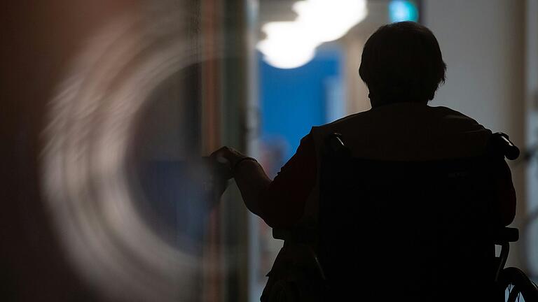 Die Pflege in Bayern steht nach Ansicht von Fachleuten noch in diesem Jahrzehnt personell auf der Kippe. Noch vor 2030 könne der Nachwuchs die Zahl derjenigen, die in Rente gehen, nicht mehr auffangen.&nbsp;