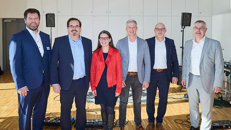 Feiern den 'Meilenstein' für Realschule und FLG: Stefan Braun (von links, Schulleiter Realschule), Ingo Schneider (Schulleiter FLG), Sabine Sitter, Markus Krämer (Abteilungsleiter Bauwesen des Landratsamtes), Jürgen Lippert und Marcus Ramsteiner (Ministerialbeauftragter).