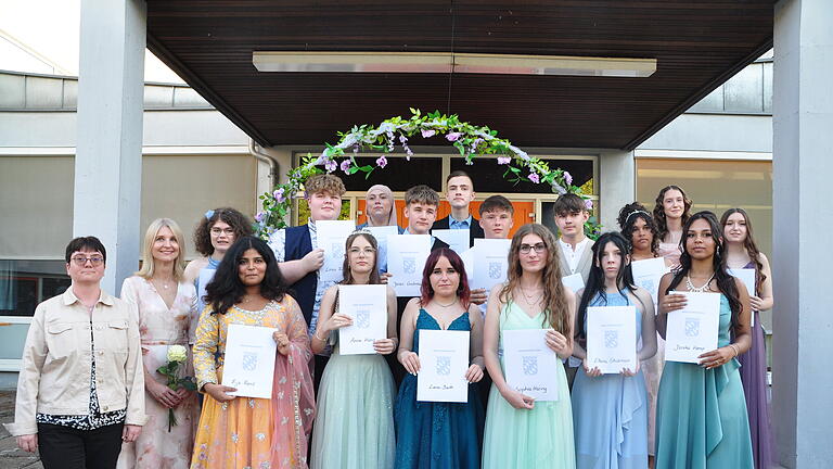 Sie haben den Qualifizierenden Mittelschulabschluss geschafft: Im Bild mit Rektorin Stephanie Zeitz (von links), Klassenlehrerin Monika Rom-Neubert.