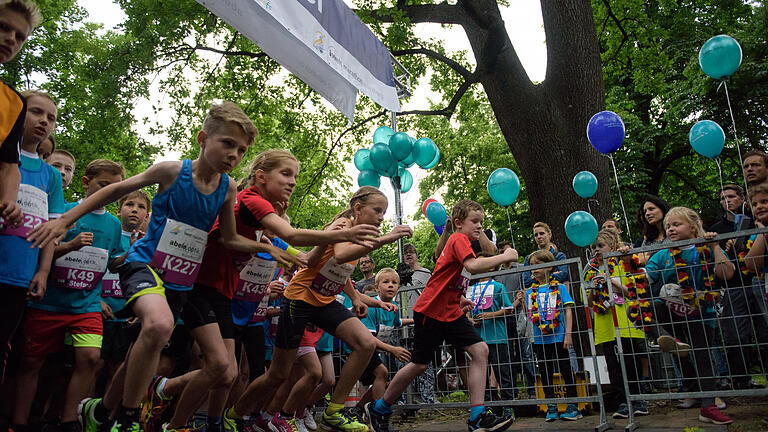 Kinderläufe beim Marathon       -  Zahlreiche Kinder treten am Samstag (11.06.16) im Ringpark in Würzburg bei den Kinderläufen im Rahmen des Marathons an.