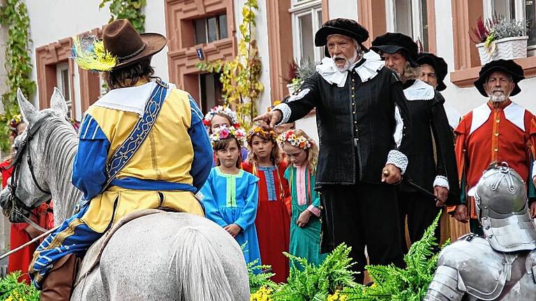&bdquo;Wer schimpft sich Oberbürgermeister hier in diesem Nest?&ldquo; So beginnt der Schwedenobrist Otto von Schaumburg seine Rede beim Heimatspiel in Münnerstadt.