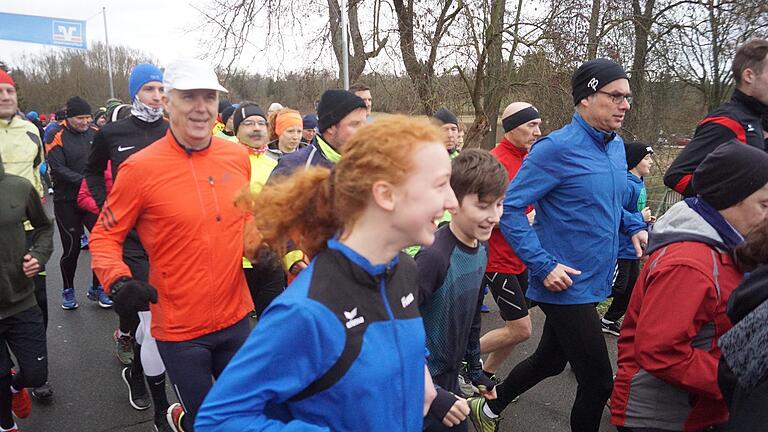 Beim Silvesterlauf in Estenfeld waren 281 Läufer und Walker auf der Strecke und spendeten anstatt einer Startgebühr freiwillig für soziale Zwecke. Beim Silvesterlauf in Estenfeld waren 281 Läufer und Walker auf der Strecke und spendeten anstatt einer Startgebühr freiwillig für soziale Zwecke.