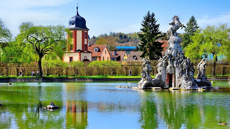 Hofgarten Veitshöchheim: Höhepunkt der Gartenanlage ist der große See mit der Parnass-Gruppe Hofgarten Veitshöchheim: Höhepunkt der Gartenanlage ist der große See mit der Parnass-Gruppe