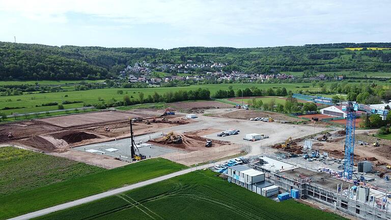 Am östlichen Stadtrand von Hammelburg herrscht rege Bautätigkeit. Hier entstehen das neue Schulzentrum und das Verwaltungsgebäude der Merkur Bank. - Am östlichen Stadtrand von Hammelburg herrscht rege Bautätigkeit. Hier entstehen das neue Schulzentrum und das Verwaltungsgebäude der Merkur Bank. Am östlichen Stadtrand von Hammelburg herrscht rege Bautätigkeit. Hier entstehen das neue Schulzentrum und das Verwaltungsgebäude der Merkur Bank. - Am östlichen Stadtrand von Hammelburg herrscht rege Bautätigkeit. Hier entstehen das neue Schulzentrum und das Verwaltungsgebäude der Merkur Bank.