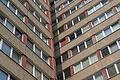 Hochhaus-Ansicht       -  Wofür reicht das Einkommen? In Deutschland können die Bürger zur Bezahlung des Wohnraums Wohngeld beantragen.