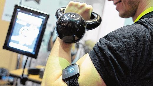 Revolution im Gesundheitswesen: Fitnessarmbänder und Smartwatches machen Versicherte zu gläsernen Patienten.Britta pedersen, dpa Revolution im Gesundheitswesen: Fitnessarmbänder und Smartwatches machen Versicherte zu gläsernen Patienten.Britta pedersen, dpa