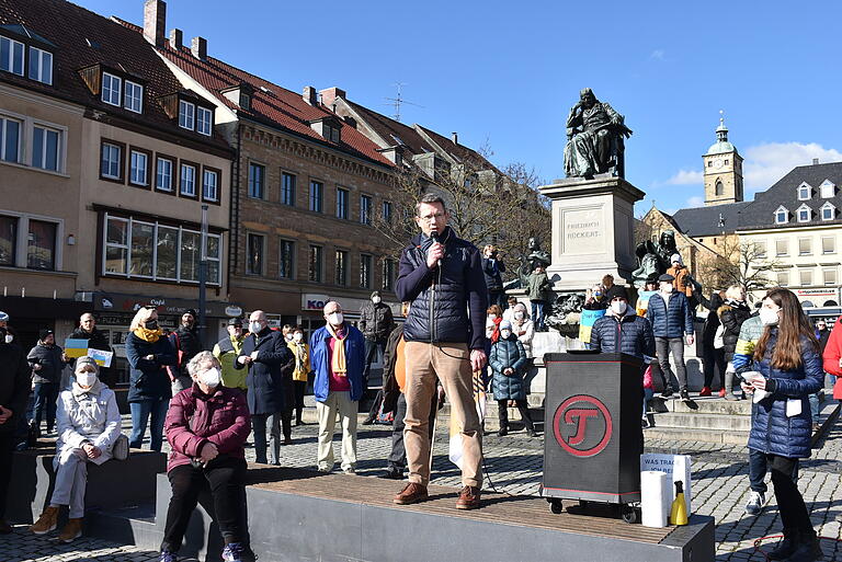 Schweinfurts Oberbürgermeister Sebastian Remelé sprach von einem Zivilisationsbruch, den dieser Krieg darstelle. Rechts im Bild Agnes Conrad (Linke), die die Kundgebung moderierte.